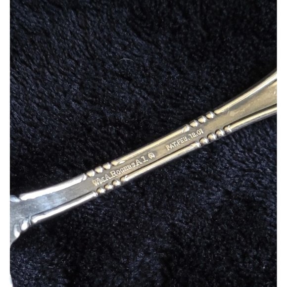 Antique Wm A Rogers A1 Silverplated Berry Spoon - Warwick Pattern, Monogrammed - Picture 5 of 5